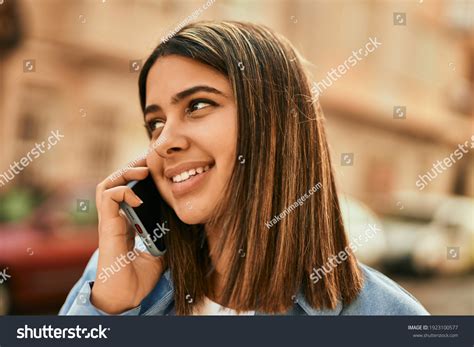 imágenes de Chica latina habla por teléfono Imágenes fotos y vectores de stock