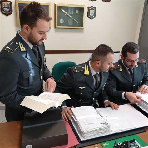 Arezzo Scoperto Giro Di Fatture False Denunciate Persone Per Sr