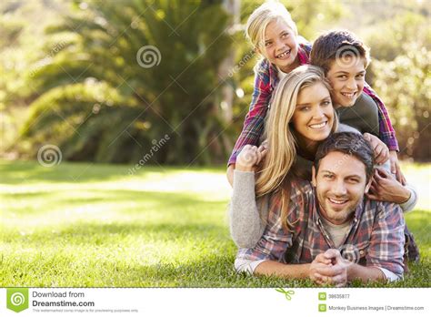 Portr T Der Familie Liegend Auf Gras In Der Landschaft Stockbild Bild