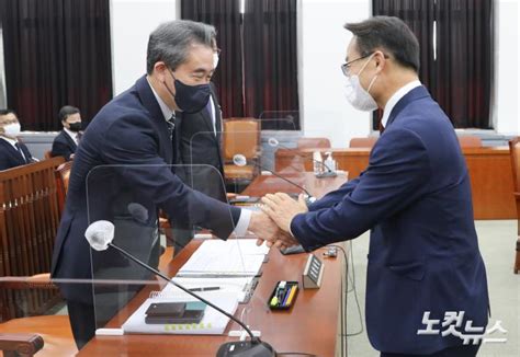 인사하는 조해진 정보위원장 윤희근 경찰청장 노컷뉴스