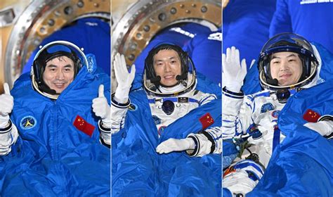 Todos Los Astronautas De Misi N Shenzhou Salen De C Psula De Retorno