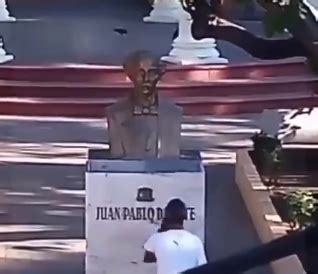 Ciudadano Le Rinde Tributo A Juan Pablo Duarte Limpiando Su Estatua