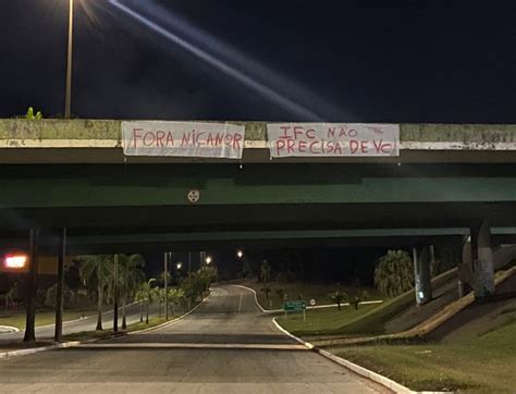 Torcedores espalham faixas pedindo a saída do presidente do Ipatinga FC