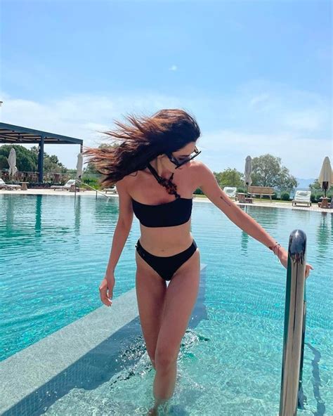 Nesrin Cavadzade Bikini Sezonunu A T Nl Oyuncu Pozlar Yla Nefes