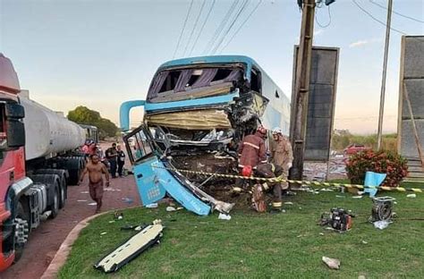 Motorista De Nibus Morre Ap S Se Chocar Uma Carreta Na Br Em