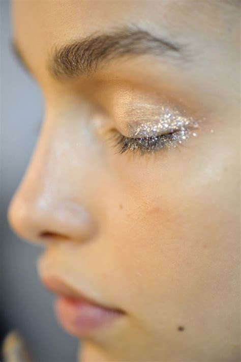 Des Paillettes Pour En Mettre Plein Les Yeux Avec Images Maquillage