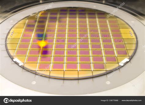 将装有微型芯片的硅晶片固定在卡盘上可随时进行工艺清洗 图库图片 sto noname yandex ru 338775988