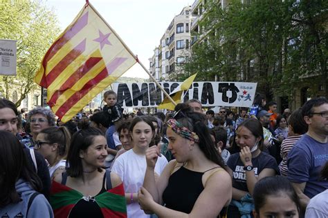 Una enorme pancarta por la amnistía de los etarras remata el final de