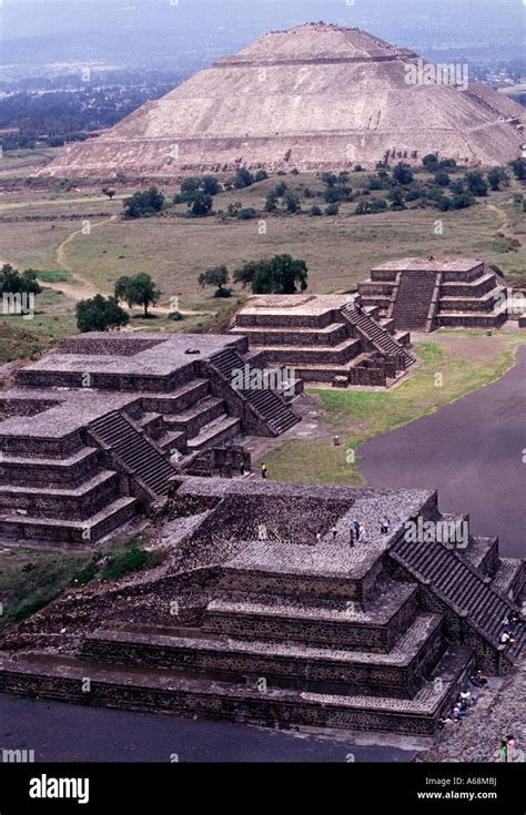 Plaza De La Luna Y La Pirámide Del Sol De Teotihuacán México Fotografía De Stock Alamy