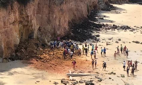 Tr S Pessoas Da Mesma Fam Lia Morrem Ap S Queda De Fal Sia Na Praia De