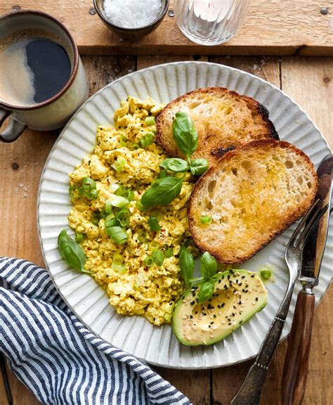 Scrambled tofu opskrift Veganske scrambled eggs på 10 min