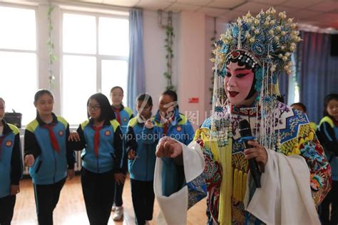 河北承德：戏曲进校园 文化润心田 人民图片网