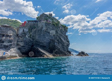 Vernazza Cinque Terre Italy 26 June 2018 Tourist Sitting On A Rock