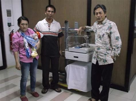 Raldi Artono invents an inexpensive incubator to help families in