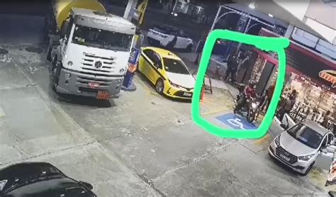 Criminosos S O Flagrados Roubando Carro Em Um Posto De Combust Veis No