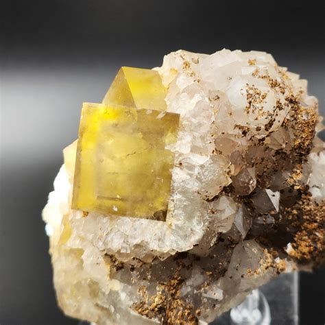 Fluorite Fantasma Gialla Su Quarzo E Ossidi Metallici Cristalli Su