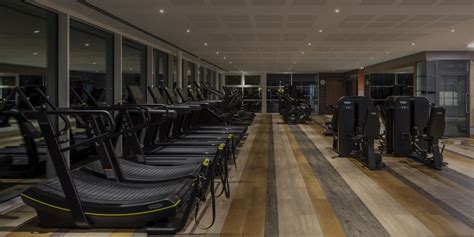 Kardinal Vier Bank technogym geräte fitnessstudio Zuschauer Vater Wut