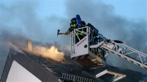 Brand im Treppenraum eines Mehrfamilienhauses Großeinsatz der Feuerwehr