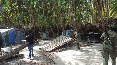 Ministerio De Medio Ambiente Derriba 16 Casuchas En La Playa El Abanico