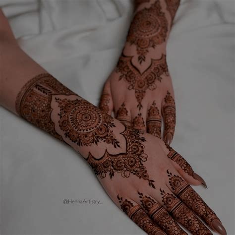 Pin By Makeup By Ali On Quick Saves Pretty Henna Designs Modern