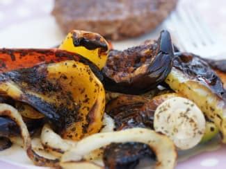 Des recettes de viandes poissons et légumes préparées au barbecue et