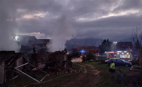 Un Incendio Calcina Un Almac N Y Afecta A La Vivienda Anexa En Vega De