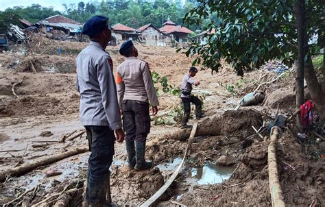 60 Dead In Landslides Flash Floods In Indonesias Capital