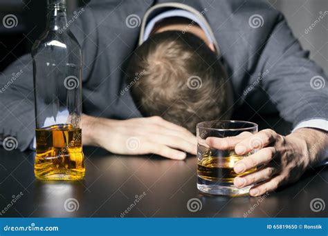 Alcoholverslaving Gedronken Zakenman Die Een Glas Whisky Houden Stock Foto Image Of