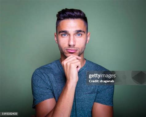 Handsome Man Hand Chin Fotografías E Imágenes De Stock Getty Images