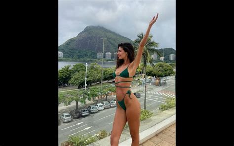 Isabela Valadeiro Arrasadora E Aos Beijos As Fotos Da Atriz No Brasil