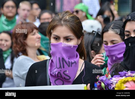 Varias Manifestantes Feministas Participan En Una Protesta Contra La