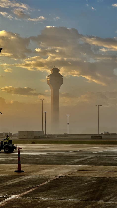 Golden Tower at IAD : r/aviation