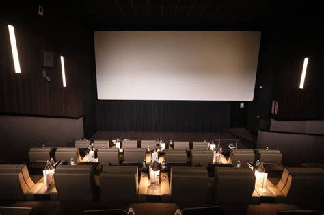 El Palafox reabre sus puertas como cine de lujo Madrid EL PAÍS