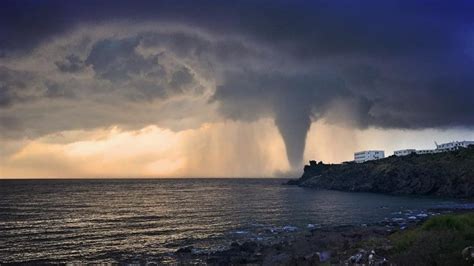 Maltempo Violenti Temporali In Sicilia Enorme Tornado A Pantelleria