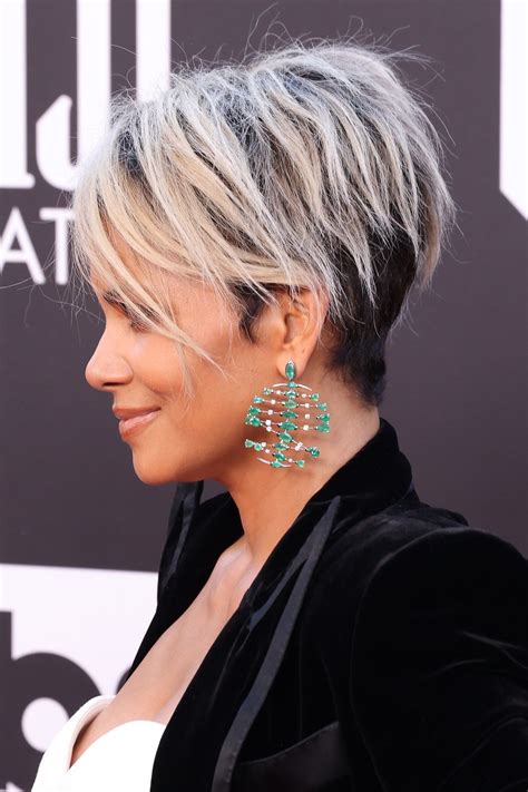 Reminder No One Does Short Hair Quite Like Halle Berry Halle Berry
