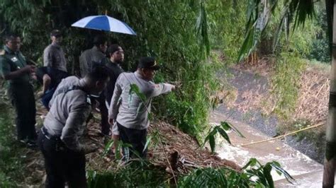 Gara Gara Kejar Bola Saat Hujan Deras Bocah Usia Tahun Di Malang