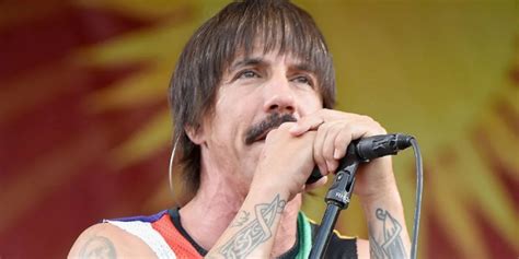 Anthony Kiedis Vokalis Red Hot Chili Peppers Liburan Di Mentawai Gayanya Melokal Banget