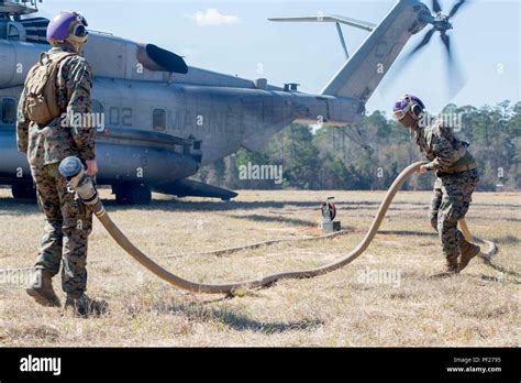 Us Marines Y Marineros De Nd Marine Air Wing Conducta Adelante Armar Y