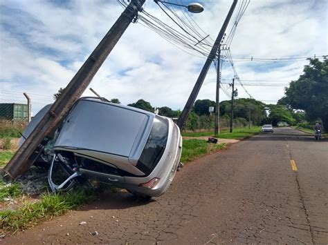 Motorista perde o controle da direção e bate carro contra dois postes