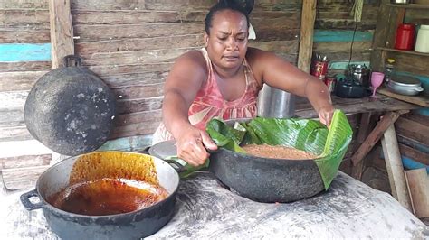 Puso La Hoja De Pl Tano En El Fog N Para Hacer Este Pan Tradicional