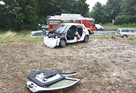 Zwei Verletzte Bei Heftigem Seitenaufprall Fotos