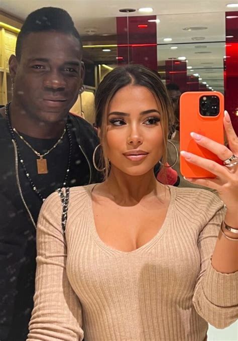 Mario Balotelli Romantico Con La Fidanzata Francesca Monti Vacanza In