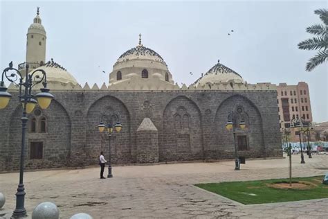 Sejarah Berdirinya Masjid Al Ghamamah Di Madinah Masjid Saksi Mukjizat