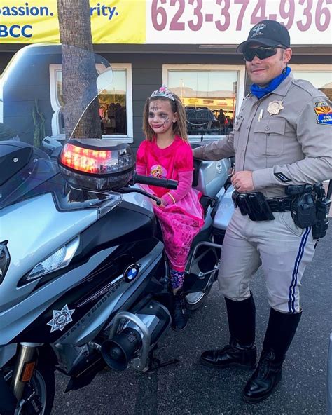 Pin By Terri Brown On Leather Cops Men In Uniform Hot Cops Cops