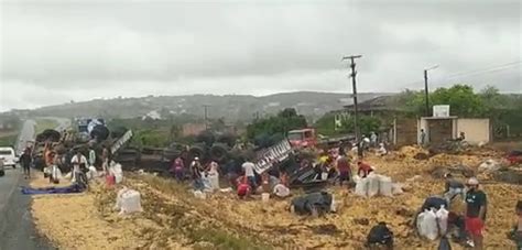 V Deos Caminh O Tomba E Carga De Milho Roubada Na Br Em Caruaru