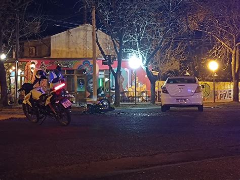 UNA FRENADA DE 30 METROS DE UNA MOTO VIDRIOS ROTOS Y UN MOTOCICLISTA