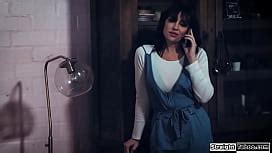 Si Scopa Sua Milf Ma Ancora Eccitato E Assetato Fa Inchinare Sua Giovane Amica Per Un Pompino E