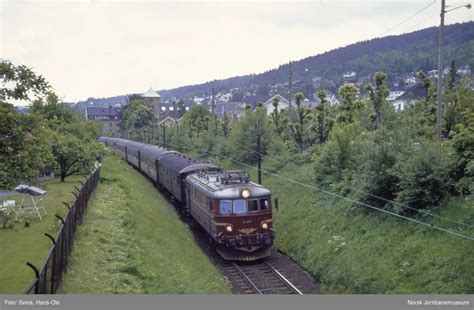 Elektrisk lokomotiv El 11 2111 med persontog fra Skinen N til Oslo, tog ...