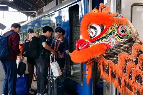 Barongsai Tiba Tiba Muncul Di Gerbong Kereta Api Penonton Kaget Tapi