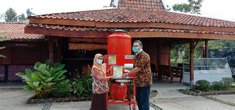 PORTABLE HAND WASH KARYA DOSEN TEKNIK MESIN SV UGM UNTUK MENGURANGI